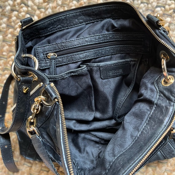 Michael Kors black leather cross-body shoulder bag - Picture 3 of 4